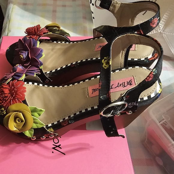 betsey johnson shoes